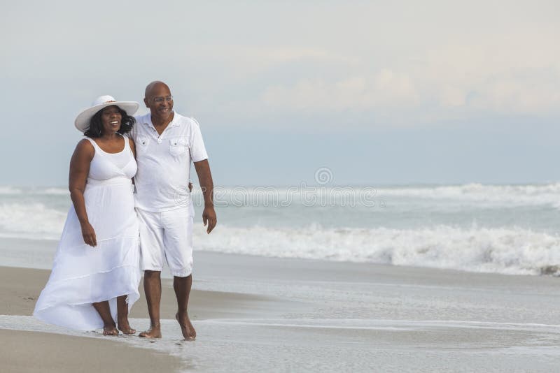 Glückliche ältere Afroamerikaner-Paare auf Strand stockfoto Glückliche ältere Afroamerikaner-Paare auf Strand stockfoto
