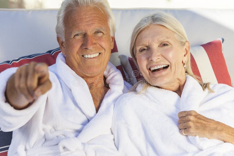 Glückliche ältere Paare in den Bademäntel am Gesundheits-Badekurort stockbild Glückliche ältere Paare in den Bademäntel am Gesundheits-Badekurort stockbild