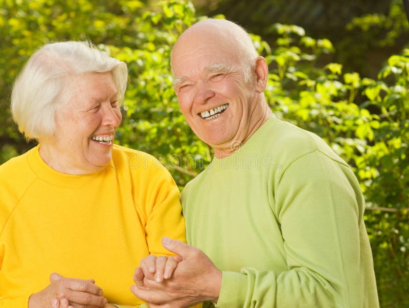 Glückliche ältere Paare in der Liebe