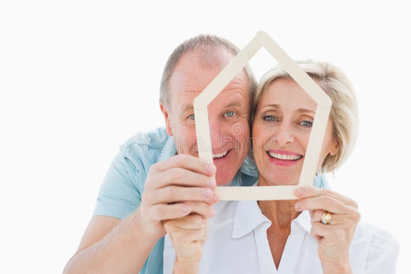Glückliche ältere Paare, die Hausform halten stockfotografie Glückliche ältere Paare, die Hausform halten stockfotografie