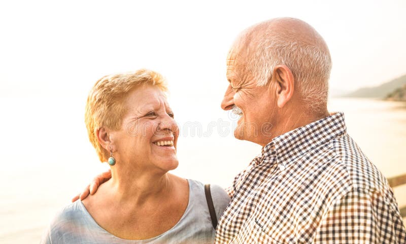 Glückliche ältere Paare im Ruhestand, die Spaß draußen an den Reiseferien haben lizenzfreie stockfotografie Glückliche ältere Paare im Ruhestand, die Spaß draußen an den Reiseferien haben lizenzfreie stockfotografie