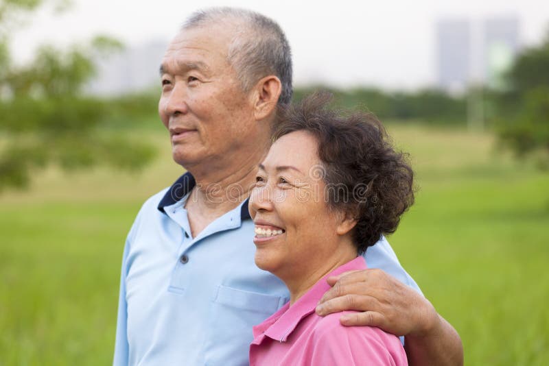 Glückliche ältere Seniorpaare im Park stockfotos Glückliche ältere Seniorpaare im Park stockfotos