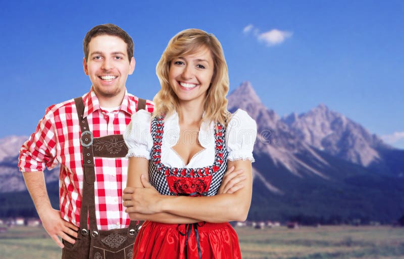Glücklicher bayerischer Mann mit ledernen Hosen und schönen Blondinen lizenzfreie stockbilder Glücklicher bayerischer Mann mit ledernen Hosen und schönen Blondinen lizenzfreie stockbilder