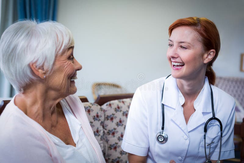 Glücklicher Doktor und Patient stockbild Glücklicher Doktor und Patient stockbild
