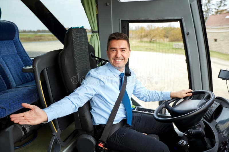 Glücklicher Fahrer, der an Bord von Intercitybus einlädt