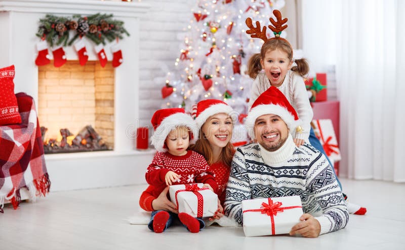 Glücklicher Familienmuttervater und -kinder auf Weihnachtsmorgen lizenzfreie stockbilder Glücklicher Familienmuttervater und -kinder auf Weihnachtsmorgen lizenzfreie stockbilder