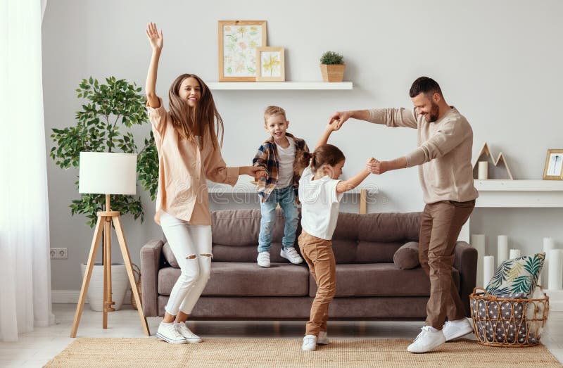 Glücklicher Familienmuttervater und Kinder, die zu Hause Tanzen