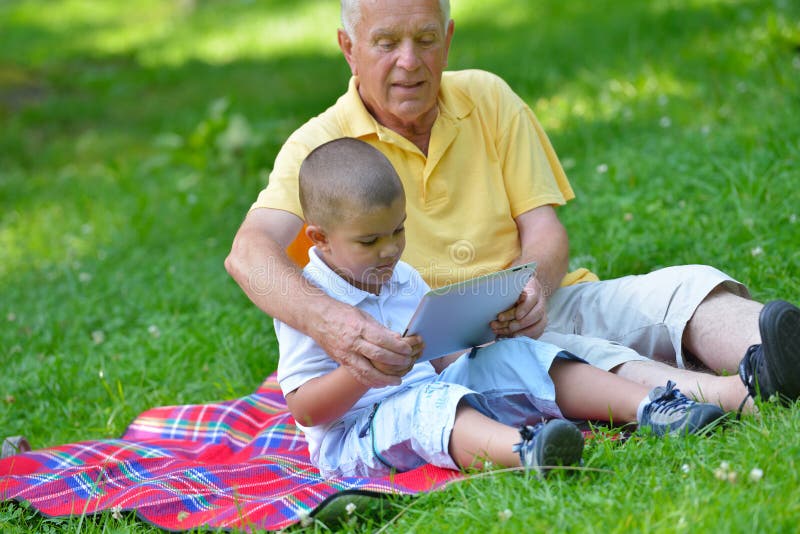 Glücklicher Großvater und Kind im Park stockbilder Glücklicher Großvater und Kind im Park stockbilder