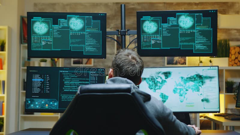 Glücklicher Hacker Zugang gewährt wird nach einem gefährlichen Cyberangriff lizenzfreies stockfoto
