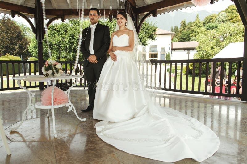 Glücklicher hübscher Bräutigam und schöne Braut im weißen Kleid im weddi stockbilder Glücklicher hübscher Bräutigam und schöne Braut im weißen Kleid im weddi stockbilder