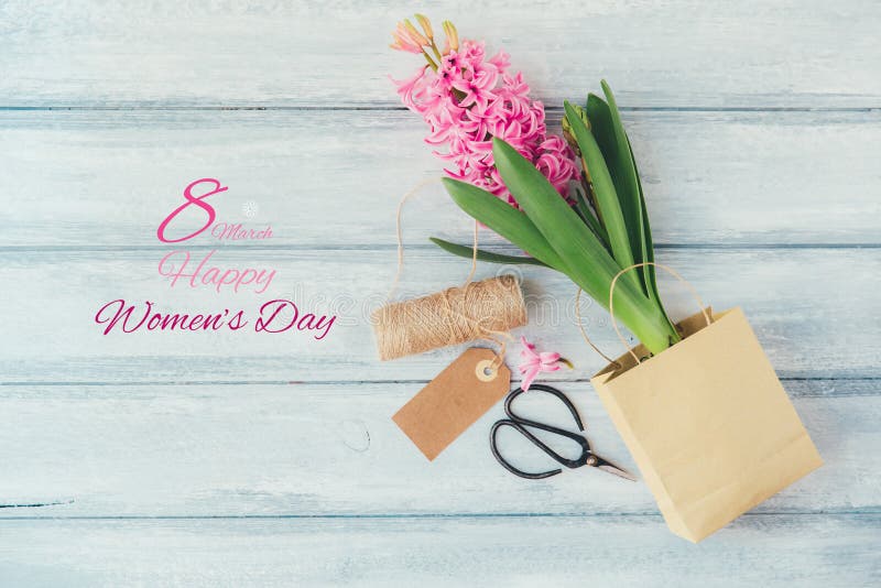 Glücklicher internationaler Frauen-Tag, Hyazinthe über hölzernem lizenzfreie stockfotografie