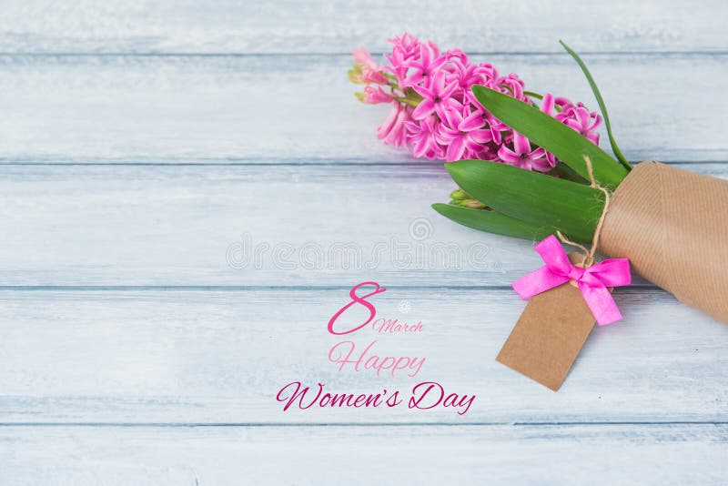Glücklicher internationaler Frauen-Tag, Hyazinthe über hölzernem Hintergrund stockbild