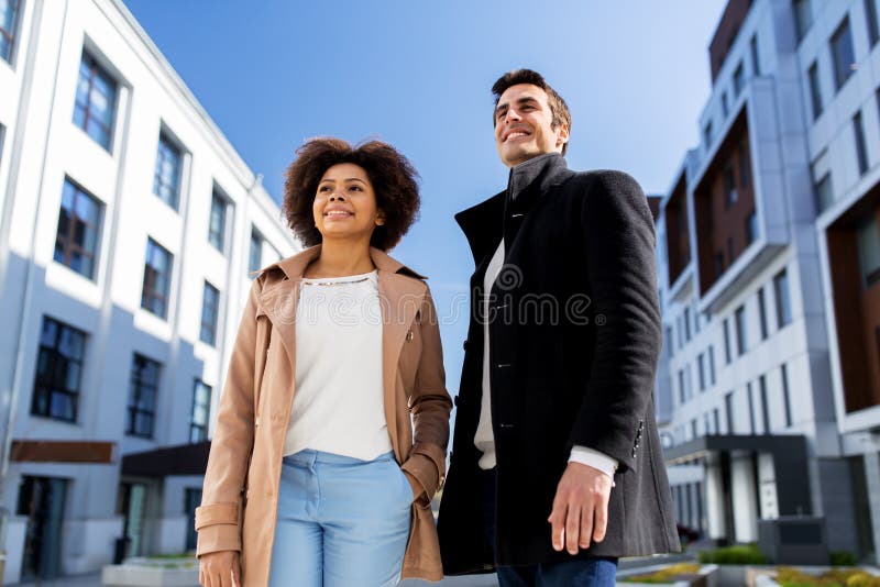 Glücklicher internationaler Mann und Frau auf Stadtstraße stockfotografie