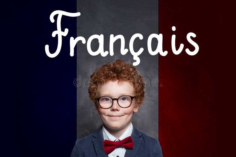 Glücklicher Junge auf französischer Flagge mit Francais-Aufschrift auf Französisch. Konzept Bildung und Ausbildung in Frankreich lizenzfreie stockfotografie