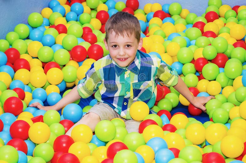 Glücklicher Junge, der im trockenen Pool spielt lizenzfreie stockbilder Glücklicher Junge, der im trockenen Pool spielt lizenzfreie stockbilder