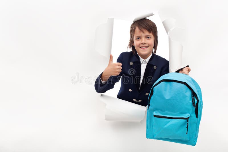 Glücklicher Junge mit der Schultasche bereit, neue Sachen zu lernen stockfotos Glücklicher Junge mit der Schultasche bereit, neue Sachen zu lernen stockfotos