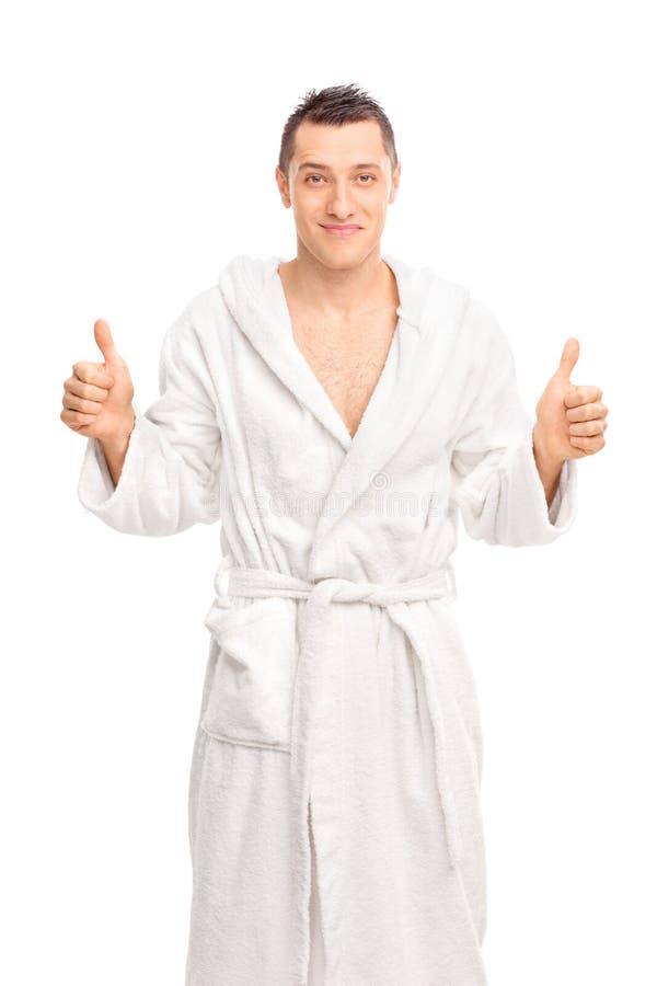 Glücklicher junger Mann in einem weißen Bademantel, der zwei Daumen lokalisieren gibt oben lizenzfreies stockfoto Glücklicher junger Mann in einem weißen Bademantel, der zwei Daumen lokalisieren gibt oben lizenzfreies stockfoto
