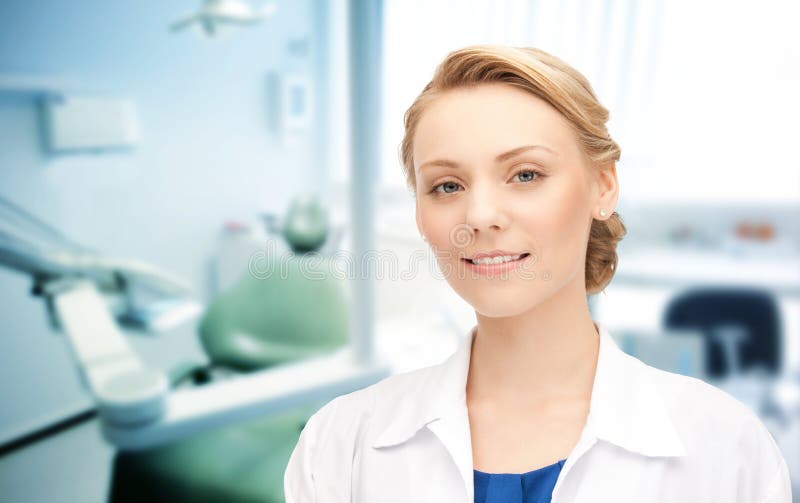 Glücklicher junger weiblicher Zahnarzt mit Werkzeugen stockfoto Glücklicher junger weiblicher Zahnarzt mit Werkzeugen stockfoto