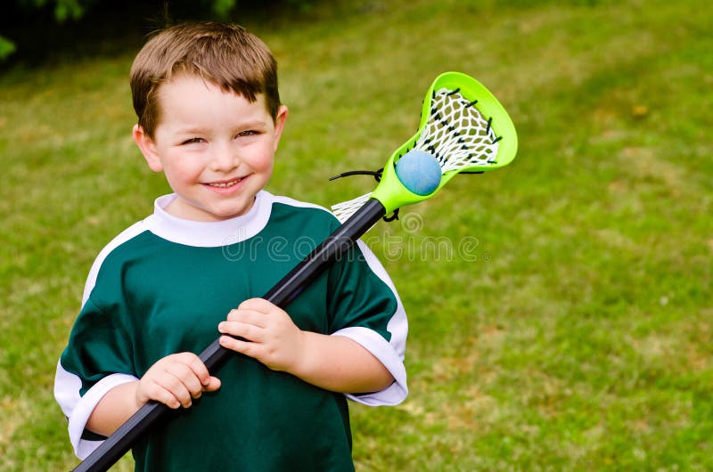 Glücklicher junges Kind Lacrossespieler lizenzfreies stockbild Glücklicher junges Kind Lacrossespieler lizenzfreies stockbild