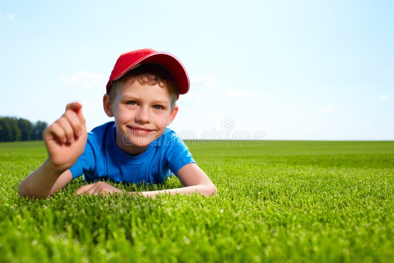Glücklicher kleiner Junge lizenzfreie stockbilder