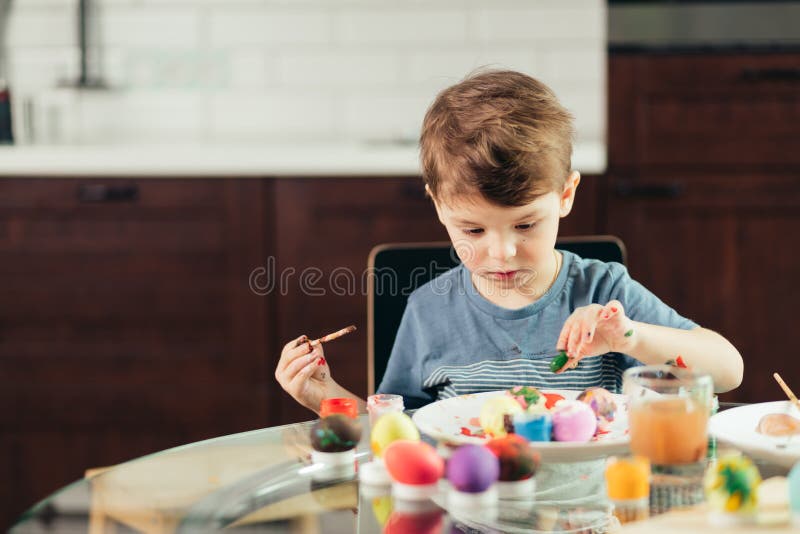 Glücklicher kleiner Junge, der Ostereier, Kinder und Kreativität malt stockfotos Glücklicher kleiner Junge, der Ostereier, Kinder und Kreativität malt stockfotos
