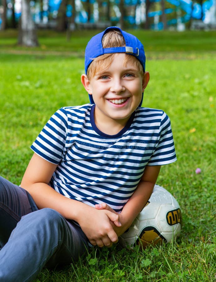 Glücklicher kleiner Junge mit einem Ball lizenzfreies stockbild Glücklicher kleiner Junge mit einem Ball lizenzfreies stockbild