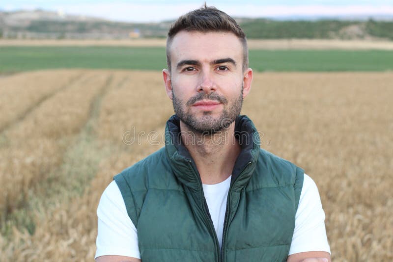 Glücklicher Landwirt auf dem Gebiet Kartoffelpflanzen während eines sonnigen Sommertages, einer Landwirtschaft und eines Lebensmi lizenzfreies stockbild Glücklicher Landwirt auf dem Gebiet Kartoffelpflanzen während eines sonnigen Sommertages, einer Landwirtschaft und eines Lebensmi lizenzfreies stockbild