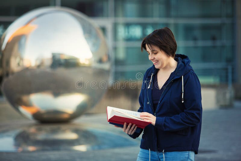 Glücklicher Leser lizenzfreie stockfotos Glücklicher Leser lizenzfreie stockfotos