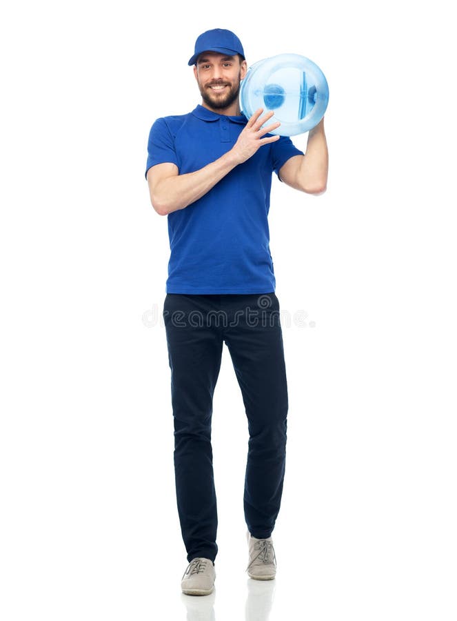 Glücklicher Lieferer mit Flasche Wasser lizenzfreie stockbilder Glücklicher Lieferer mit Flasche Wasser lizenzfreie stockbilder