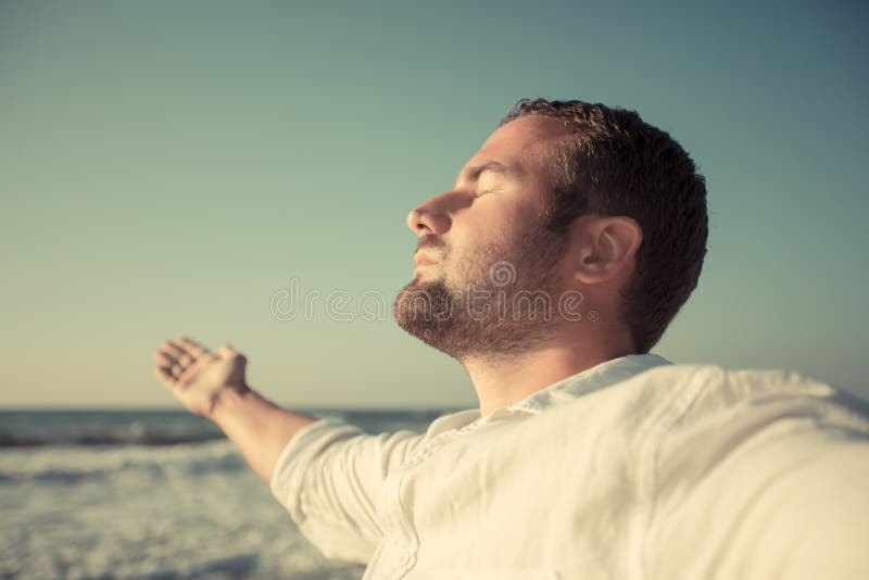 Glücklicher Mann, der das Leben am Strand genießt stockfotos Glücklicher Mann, der das Leben am Strand genießt stockfotos