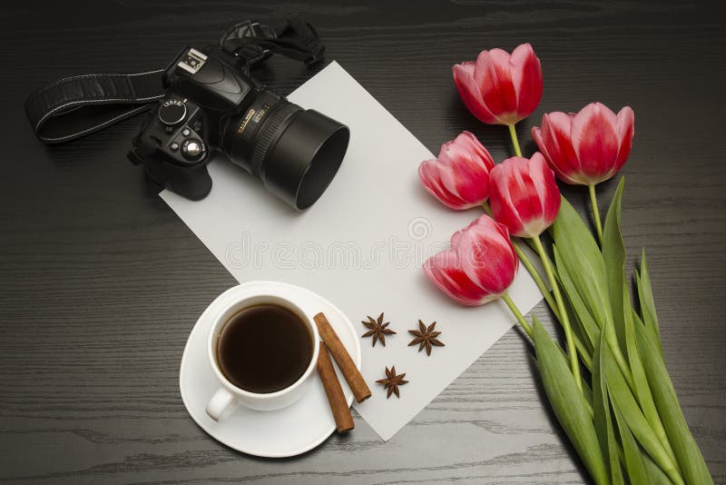 Glücklicher Mann genießt an den Feiertagen in dem Meer Blumenstrauß von rosa Tulpen, von dslr Kamera, von Tasse Kaffee, von Zimt, stockfoto Glücklicher Mann genießt an den Feiertagen in dem Meer Blumenstrauß von rosa Tulpen, von dslr Kamera, von Tasse Kaffee, von Zimt, stockfoto