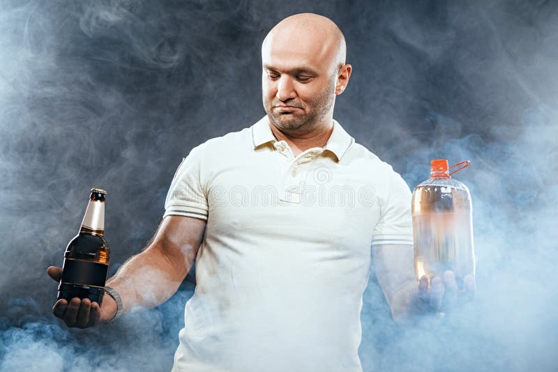 Glücklicher Mann mit einem Bier lizenzfreie stockbilder Glücklicher Mann mit einem Bier lizenzfreie stockbilder