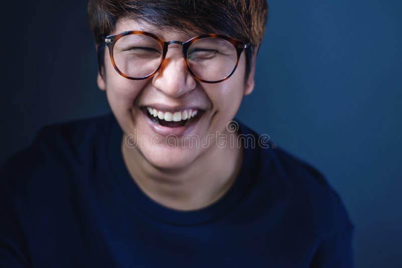 Glücklicher Mensch lacht, selektiver Fokus lizenzfreie stockfotos