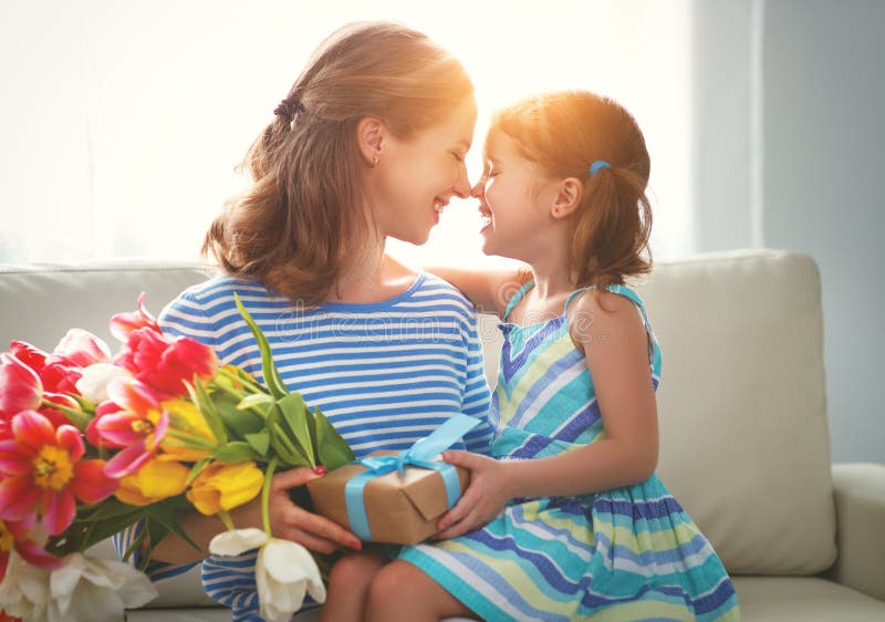 Glücklicher Mutter ` s Tag! Kindertochter gibt Mutter einen Blumenstrauß von f stockfoto