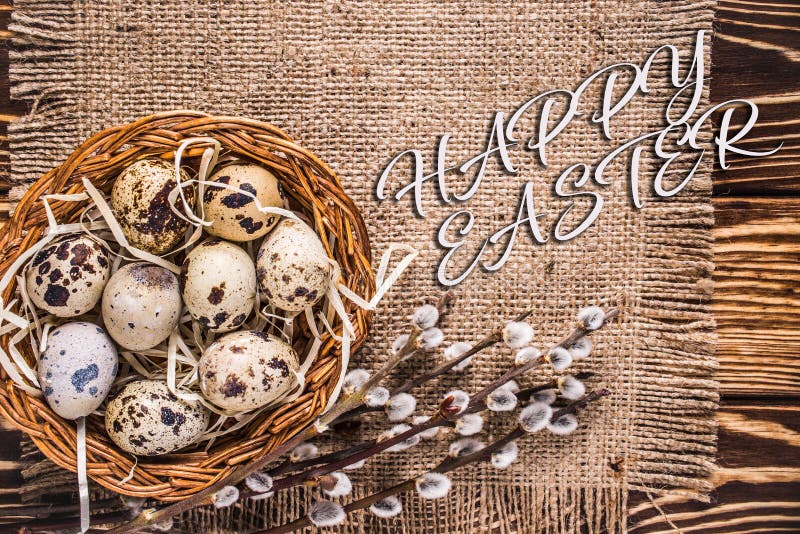 Glücklicher Ostern-Hintergrund mit Eiern in einem Korb und in einer Pussyweide stockfotos Glücklicher Ostern-Hintergrund mit Eiern in einem Korb und in einer Pussyweide stockfotos