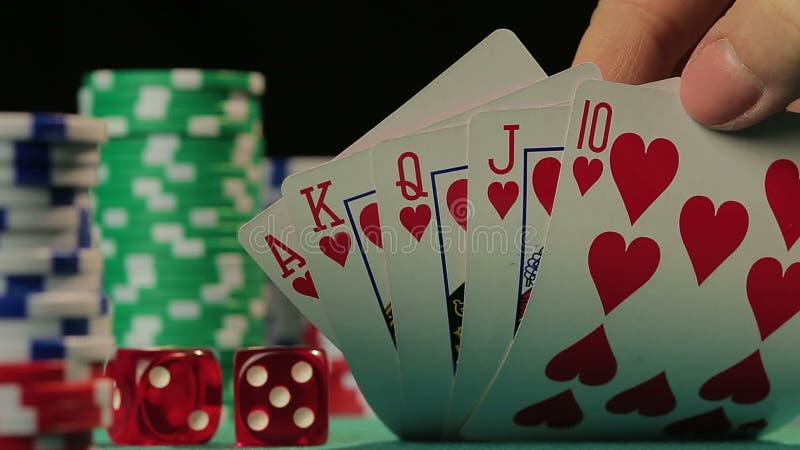 Glücklicher Pokerspieler fängt Royal Flush, erfolgreiche Personengewinne ein Spiel, POV
