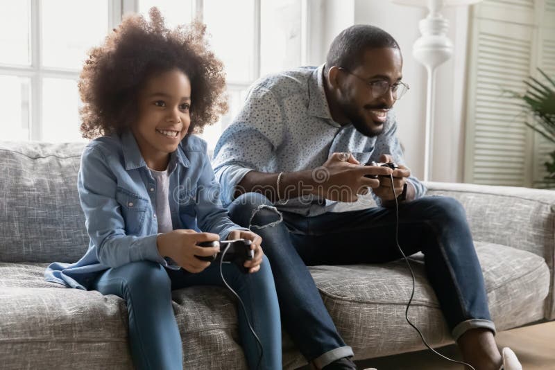 Happy Black Papa und Kind spielen Online-Computerspiel stockfoto