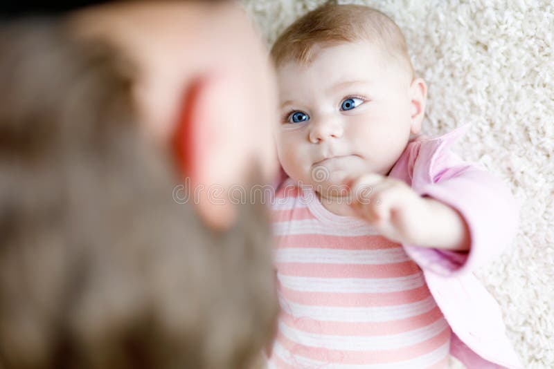 Glücklicher stolzer junger Vater, der Spaß mit neugeborener Babytochter, Familienporträt zusammen hat Vati mit Baby, Liebe neu lizenzfreie stockbilder Glücklicher stolzer junger Vater, der Spaß mit neugeborener Babytochter, Familienporträt zusammen hat Vati mit Baby, Liebe neu lizenzfreie stockbilder