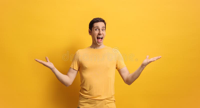 Glücklicher und fröhlicher junger Mann stockfotografie