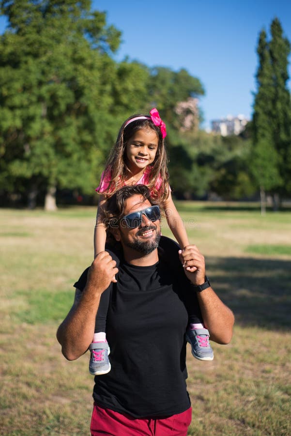 Glücklicher Vater mit Behinderung spielt mit Tochter im Park stockfotos