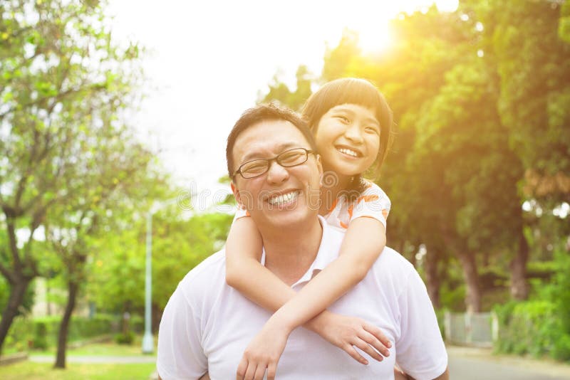 Glücklicher Vater und kleines Mädchen lizenzfreie stockfotografie Glücklicher Vater und kleines Mädchen lizenzfreie stockfotografie