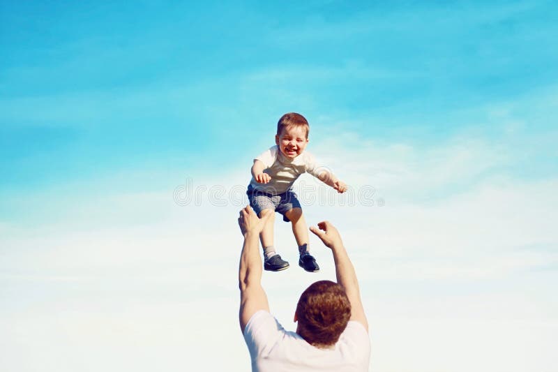 Glücklicher Vater wirft Sohnkind in die Luft, stockfoto Glücklicher Vater wirft Sohnkind in die Luft, stockfoto