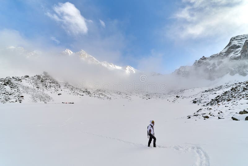 Glücklicher Wanderer, der in die Berge, in die Freiheit und in das Glück, Leistung in den Bergen geht stockbilder Glücklicher Wanderer, der in die Berge, in die Freiheit und in das Glück, Leistung in den Bergen geht stockbilder