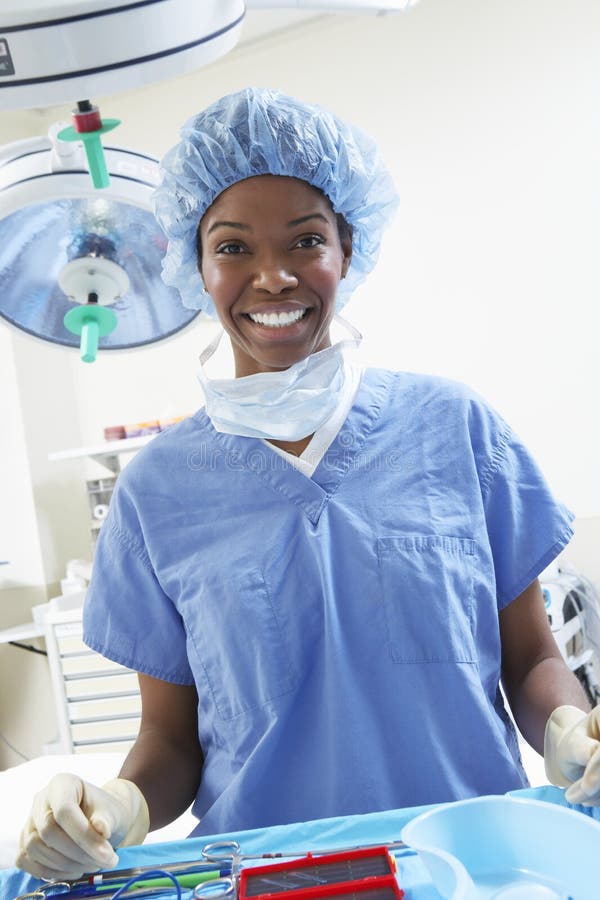 Glücklicher weiblicher Chirurg