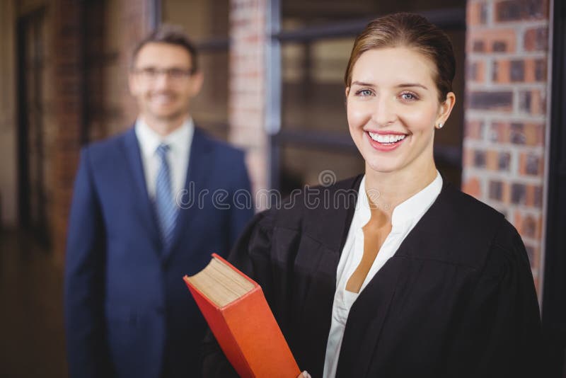 Glücklicher weiblicher Rechtsanwalt mit Geschäftsmann lizenzfreie stockfotografie Glücklicher weiblicher Rechtsanwalt mit Geschäftsmann lizenzfreie stockfotografie