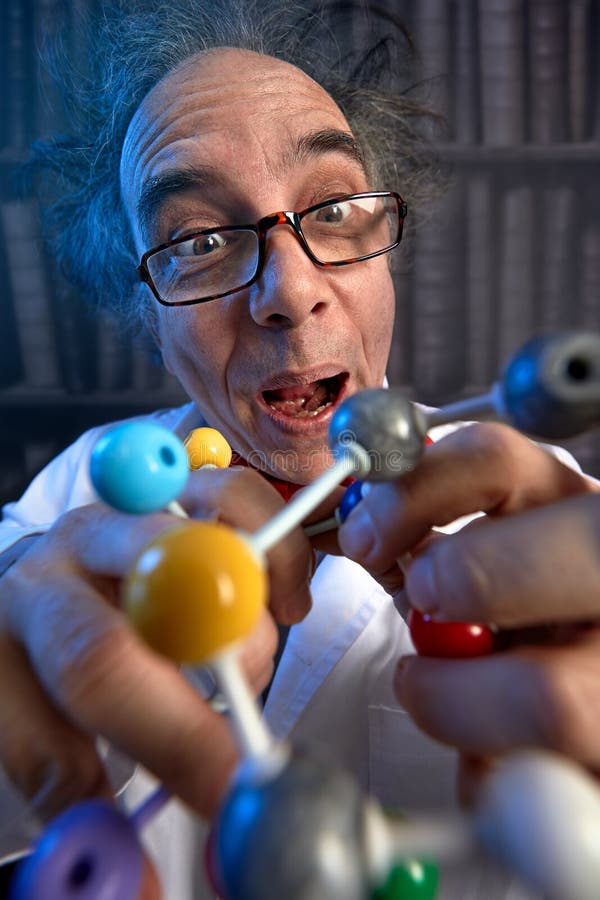Glücklicher Wissenschaftler mit Struktur von vorbildlichen Molekülen lizenzfreie stockfotos Glücklicher Wissenschaftler mit Struktur von vorbildlichen Molekülen lizenzfreie stockfotos