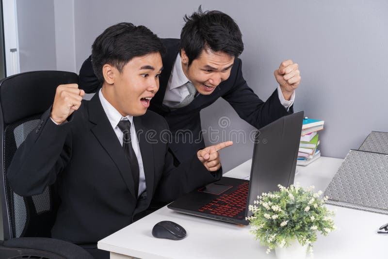 Glücklicher zwei Geschäftsmann, der Laptop zum erfolgreichen Arbeits-proje verwendet lizenzfreie stockfotos Glücklicher zwei Geschäftsmann, der Laptop zum erfolgreichen Arbeits-proje verwendet lizenzfreie stockfotos