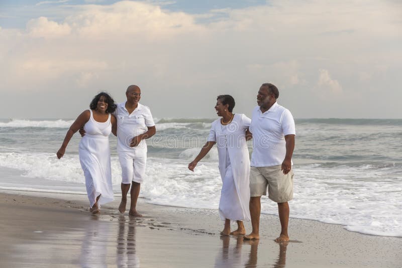 Glücklicher älterer Afroamerikaner verbindet Mann-Frauen auf Strand stockfotografie Glücklicher älterer Afroamerikaner verbindet Mann-Frauen auf Strand stockfotografie
