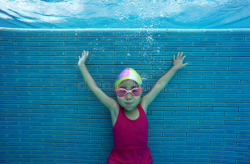 Glückliches asiatisches Kind, das unter Wasser im Sommer schwimmt stockfoto Glückliches asiatisches Kind, das unter Wasser im Sommer schwimmt stockfoto