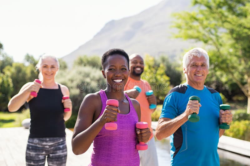 Gl?ckliches Eignungsleutetraining mit Dummk?pfen lizenzfreies stockfoto Gl?ckliches Eignungsleutetraining mit Dummk?pfen lizenzfreies stockfoto